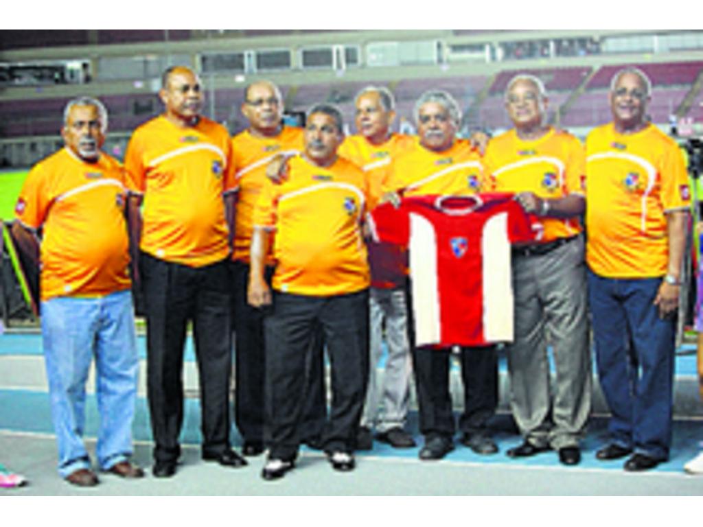 La Fepafut hizo un reconocimiento especial a los jugadores que conformaron la selección campeona de los Juegos Deportivos Centoramericanos de 1973.(Anayansi Gamez)