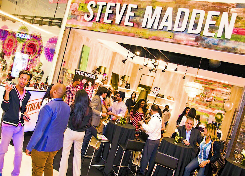 5. Invitados al coctel por apertura.()