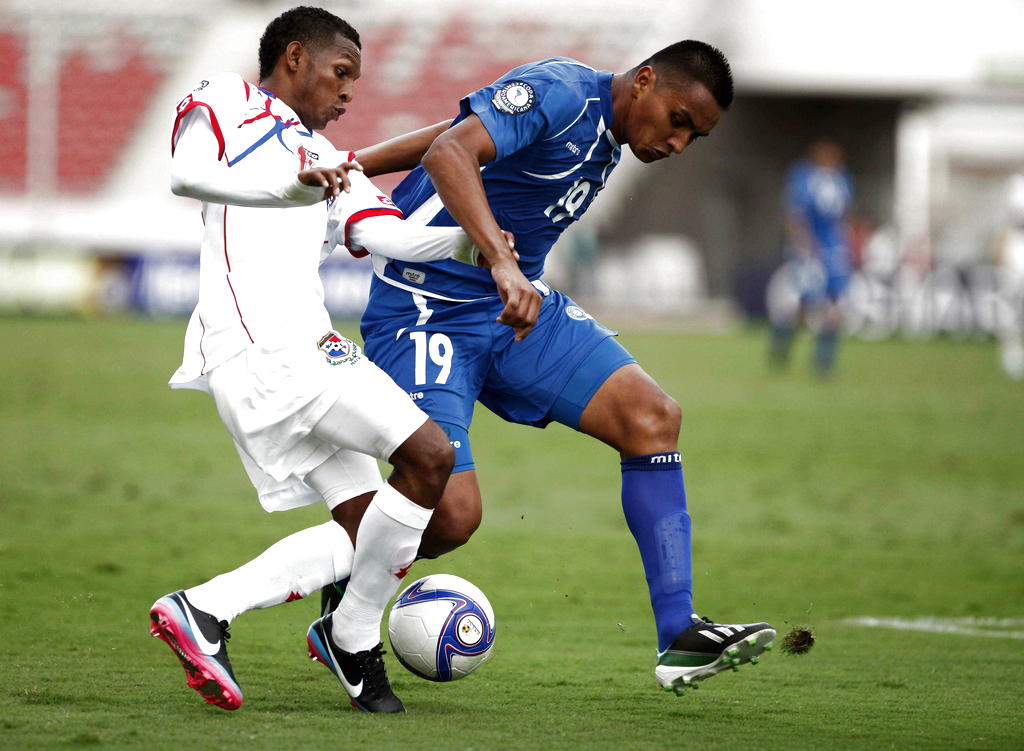 El jugador -Jean Carlos Cedeño (i) de Panamá disputa el balón con Carlos Romeo Monteagudo (d) de El Salvador en la Copa Centroamericana. EFE<br>