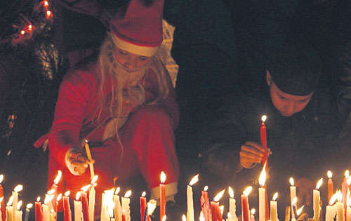 <p>Niños indios encienden velas antes de Navidad.</p>