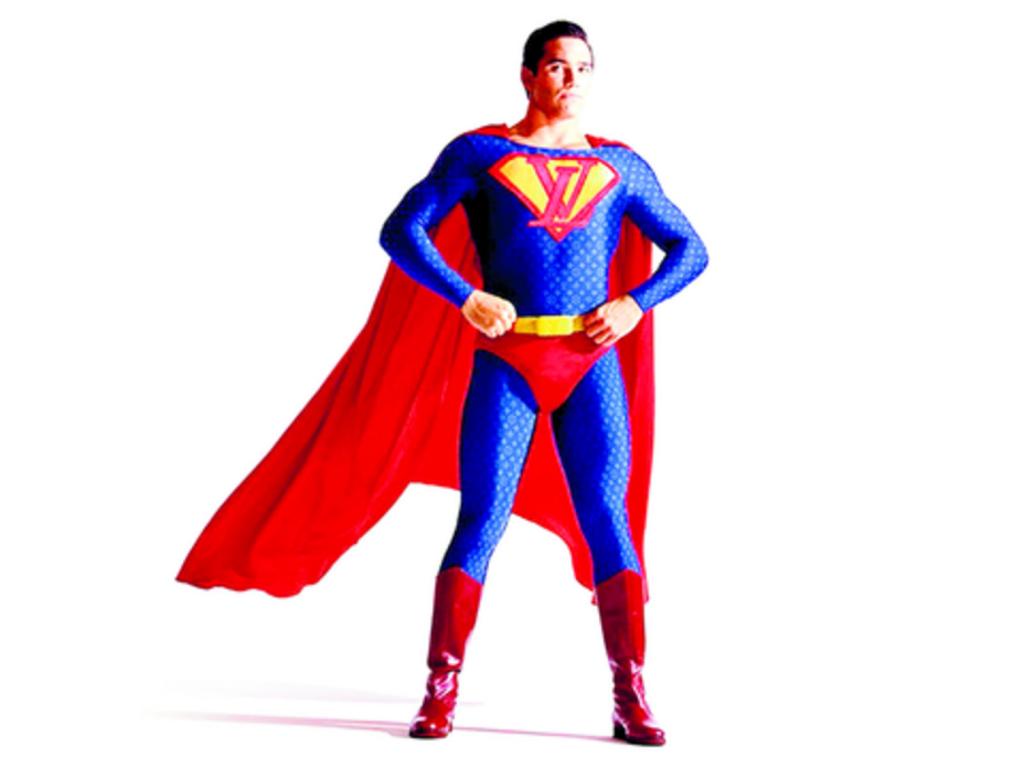 Superman luciría trendy con su traje de Louis Vuitton.
