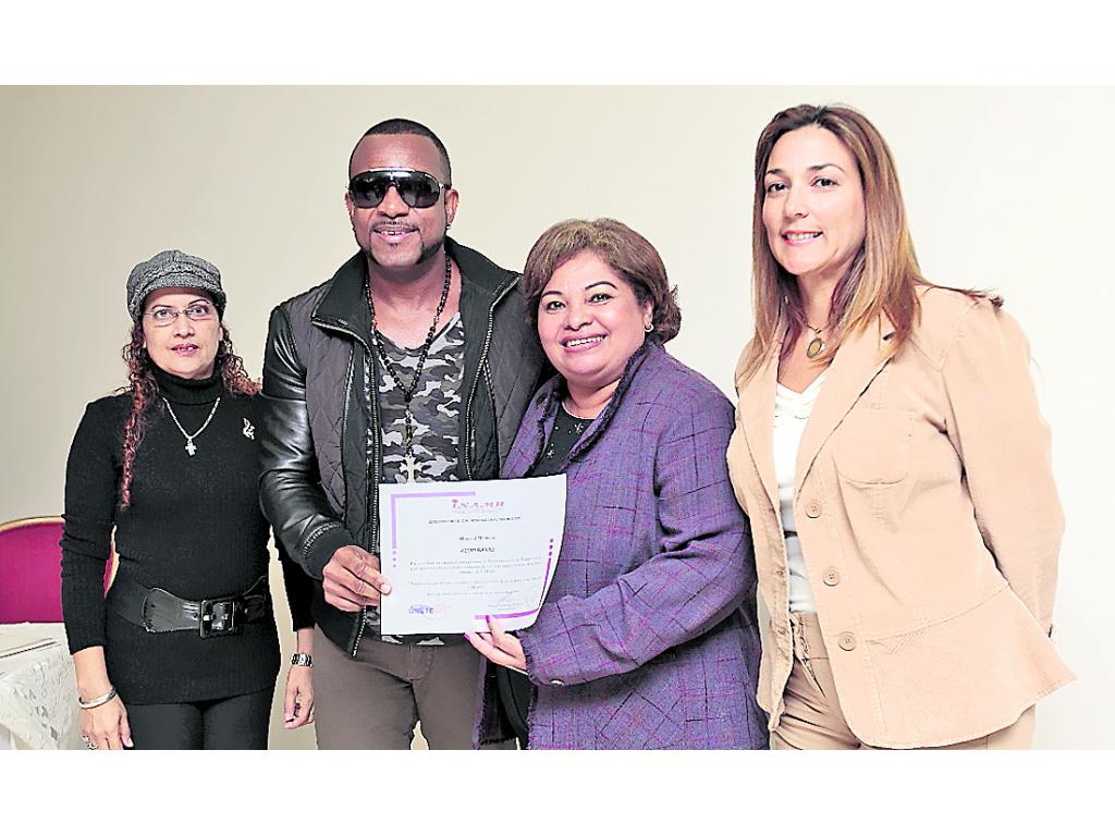 Reconocimiento. Representantes del Inamu le entregaron un certificado al artista.(Noriel Gutiérrez)