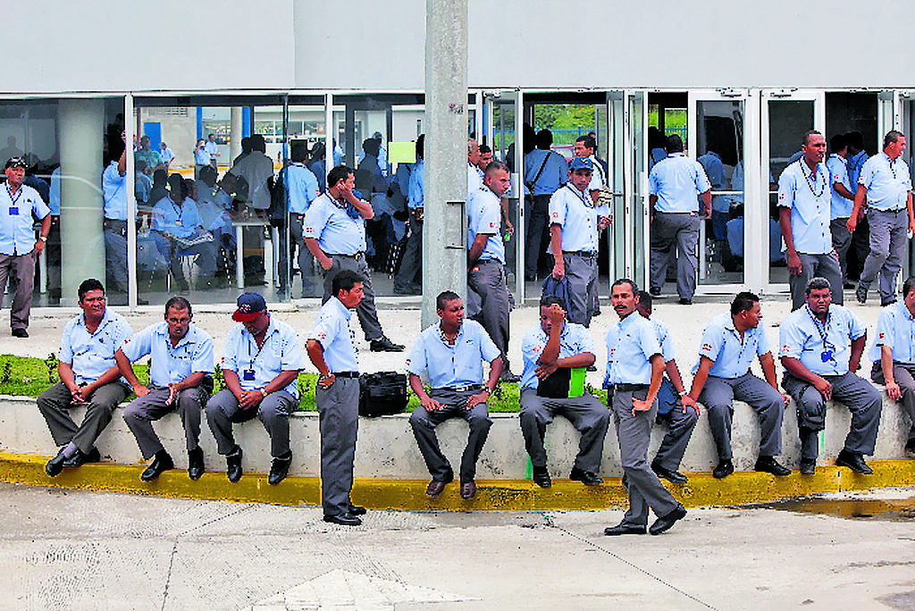 Medida. Operadores impidieron las salidas de los buses.(Noriel Gutiérrez)