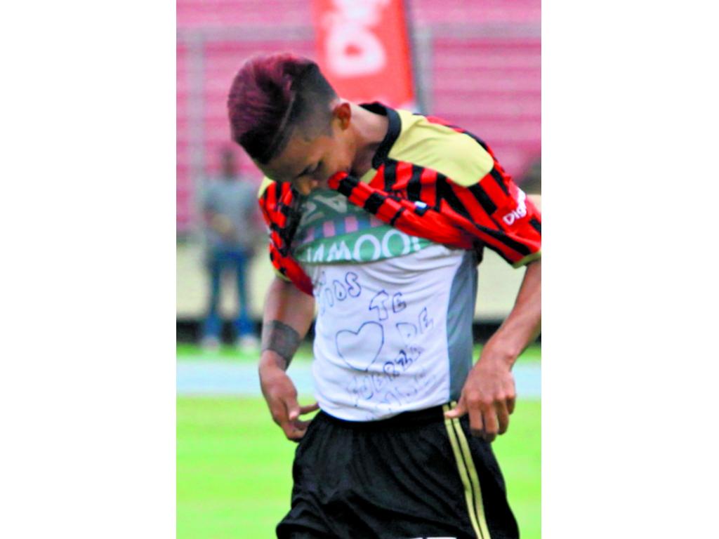 Darwin festeja el primer gol que le hizo al Sanfra.(Alberto Ortega)