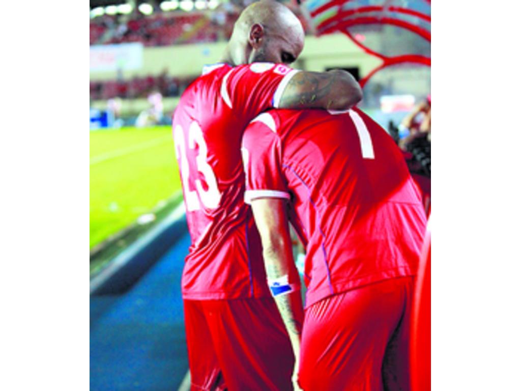 Felipe Baloy (izq.) y Blas Pérez(dcha.), destrozados.(Anayansi Gamez)