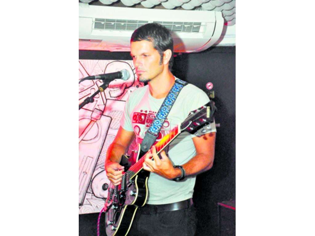 Autor, cantante y músico.(Lente Paparazzi)