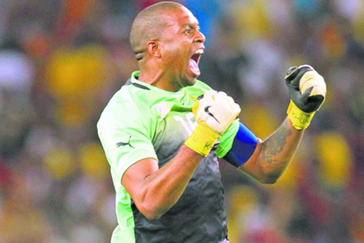 Euforia. Itumeleng Khune, portero de Sudáfrica, celebra el sorpresivo triunfo de su selección ante los actuales campeones del mundo.(Foto: AP)
