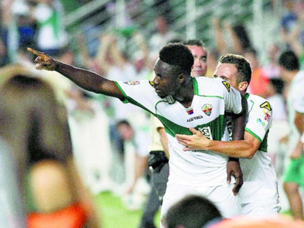 El jugador ghanés del Elche, Boakye, festeja su anotación.(EFE)