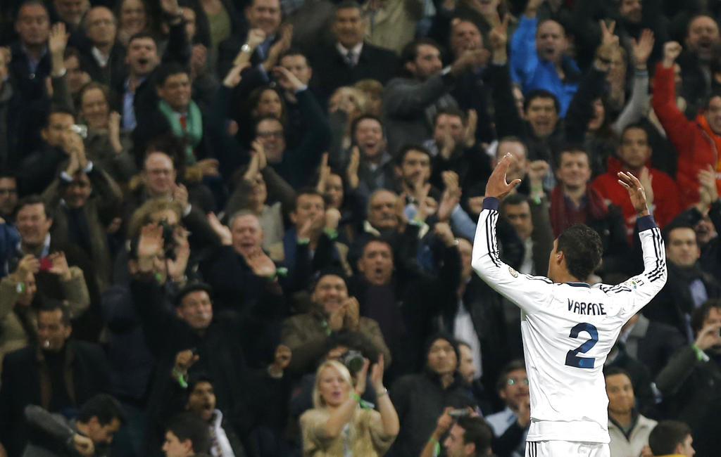 Raphael Varane, aporto en la ofensiva y la defensiva ante el Barcelona.Foto/AP.<br>