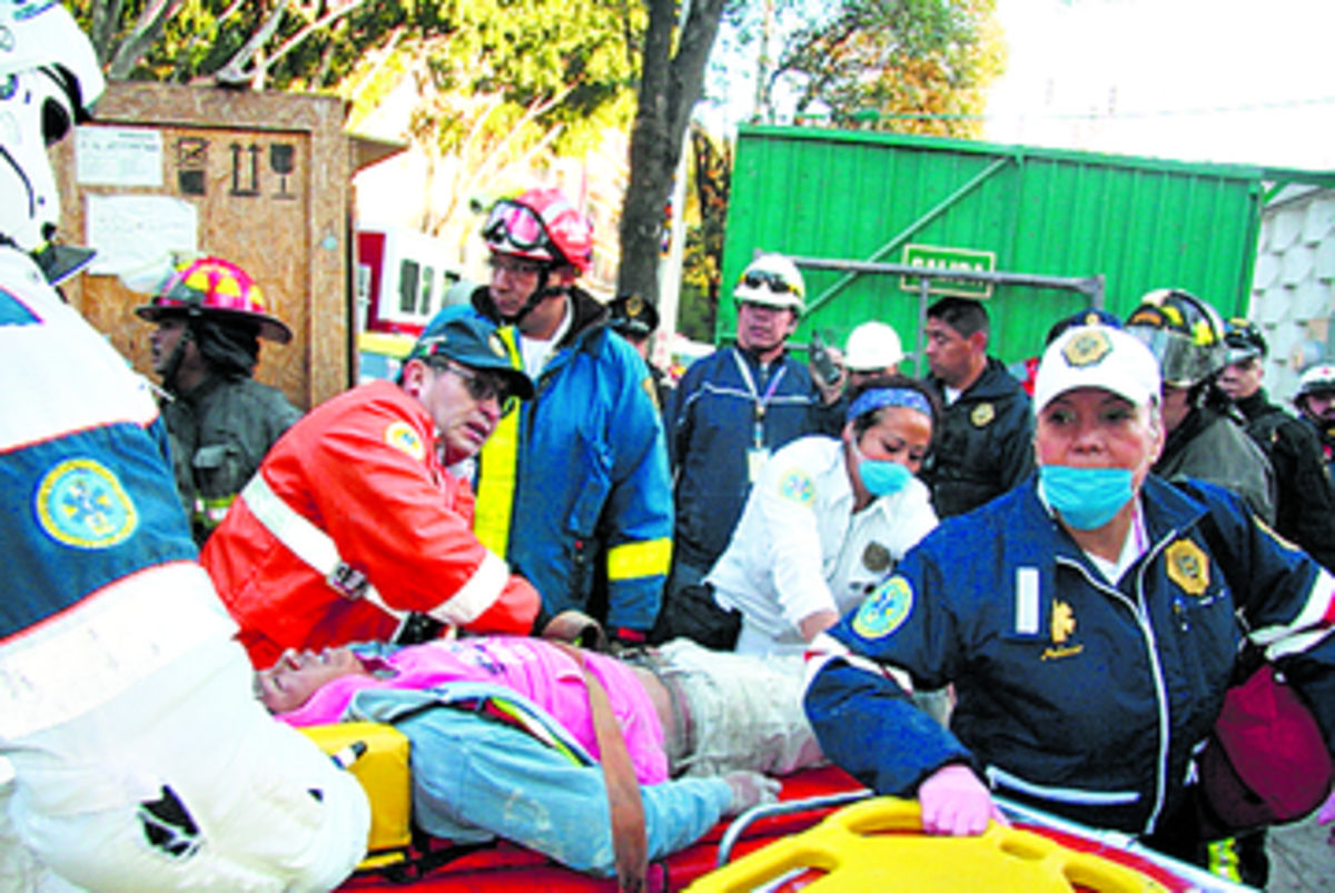 Miembros de Protección Civil brindan los primeros auxilios.(EFE)