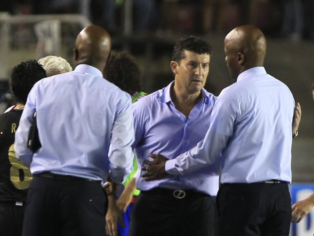El jugador de Panamá Blas Pérez (i) disputa un balón con Francisco Rodríguez (i) de México.Foto/EFE.<br>