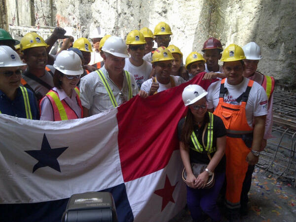 El presidente de la República, Ricardo Martinelli, la primera dama, Marta Linares de Martinelli, su hihja Carolina Martinelli junto a los trabajadores celebran la llegada de la tuneladora a la estación Iglesia del Carmen. Foto/Cortesía<br>