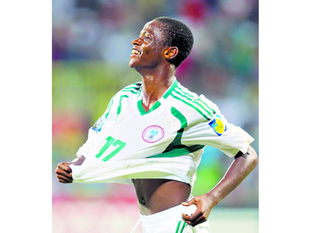 El jugador nigeriano Chidera Ezeh festeja el triunfo de semifinales.(AP)