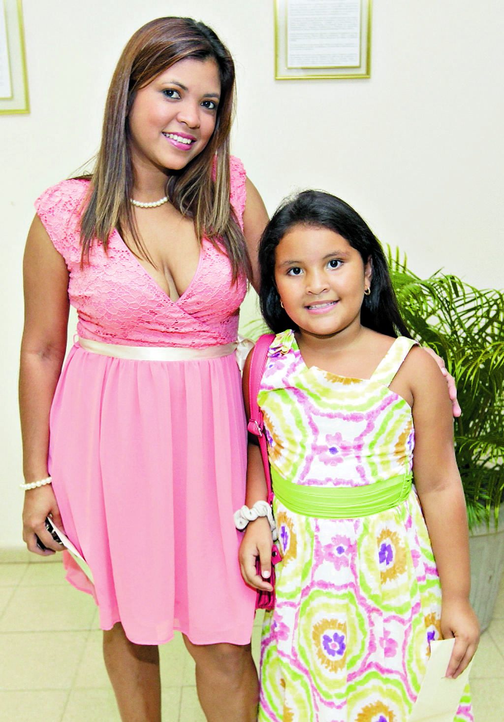 4. Gladys Valderrama y Paola Aizpurúa.