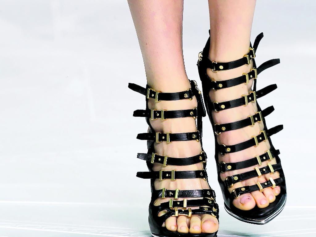Propuesta. Roberto Cavalli también diseña calzados. Las sandalias tipo jaula son las preferidas de aquellas féminas que saben de moda.()