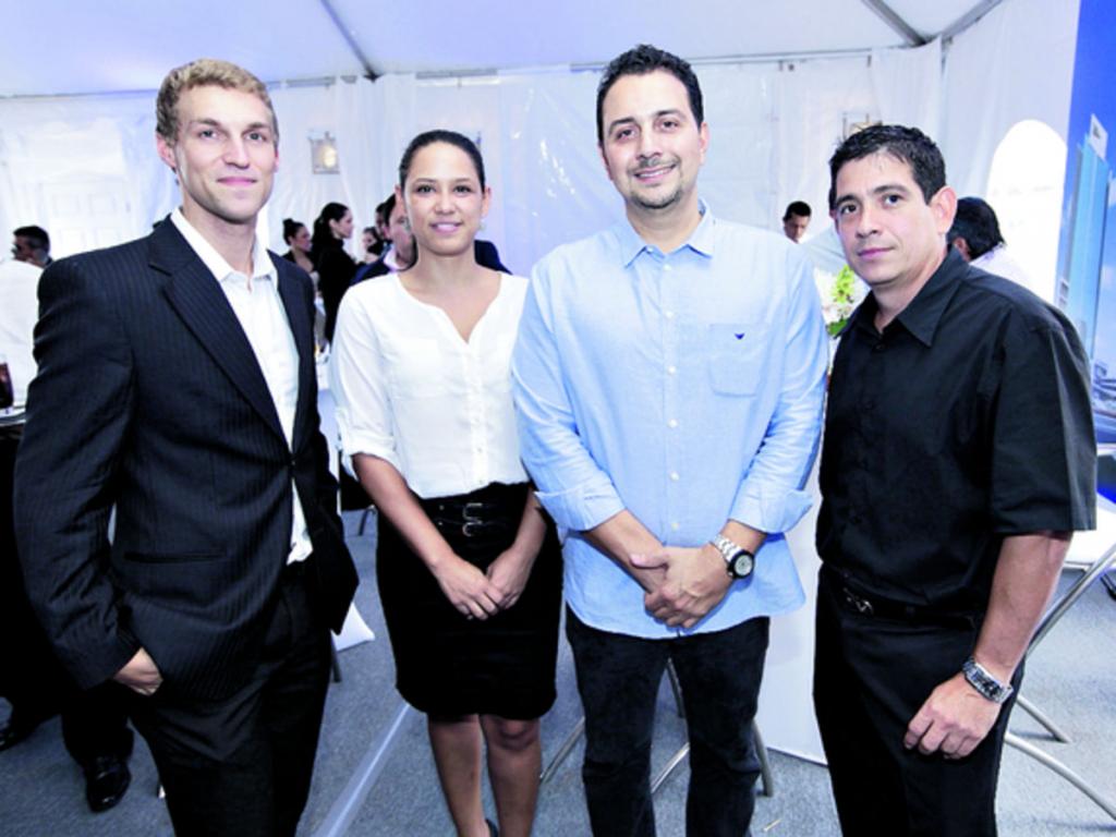 12. Osvaldo Borrell, Bárbara Córdoba, Lunella de Calvo y Henry Levy.
