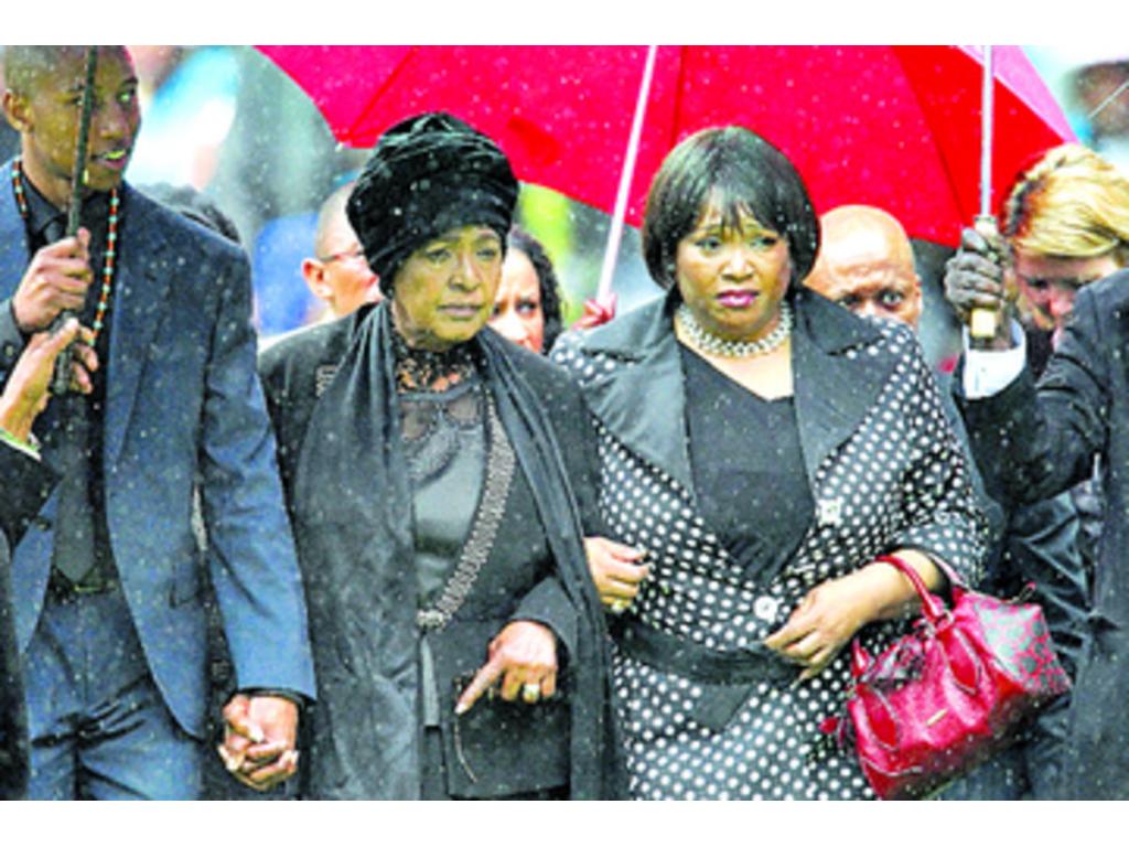 Graca Machel, viuda de Nelson Mandela (centro).(EFE )