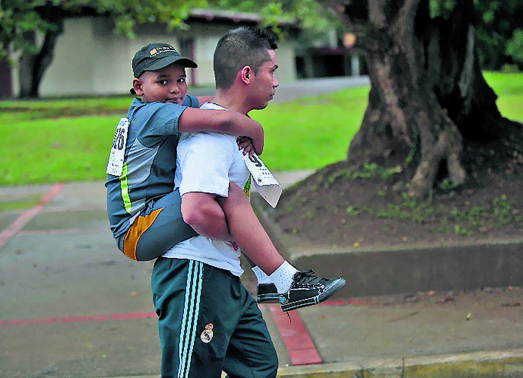 Doble. Este niño se apoyaba en su acompañante.(Anayansi Gámez)