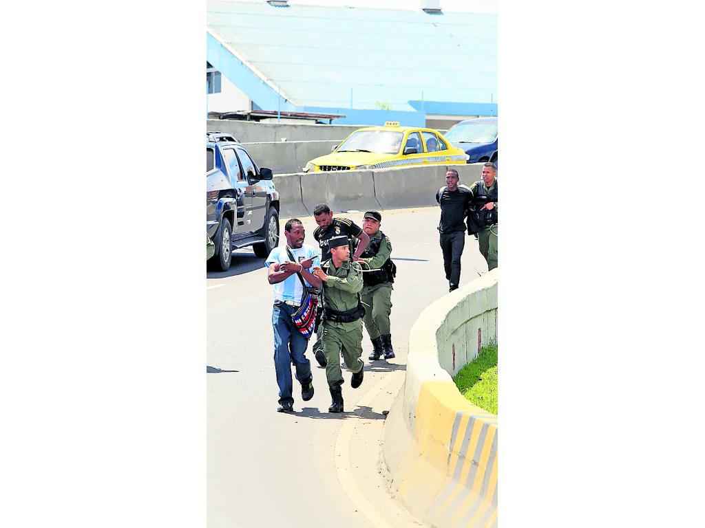 Acción. Detenciones en el viaducto de la Cinta Costera.(Carlos Lemos)