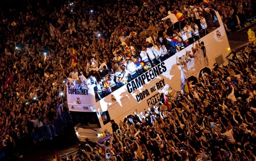 Los jugadores del Real Madrid a su llegada a la plaza de La Cibeles, donde han celebrado la victoria del equipo blanco en la final de la Copa del Rey, tras derrotar esta noche al F. C. Barcelona. Foto/EFE
