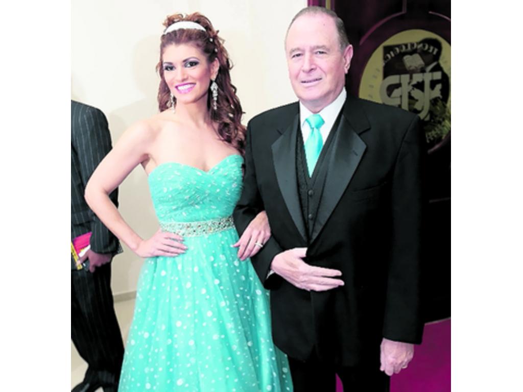 2. Los presentadores de la noche: Reina Medaglia y Enrique Olivella.