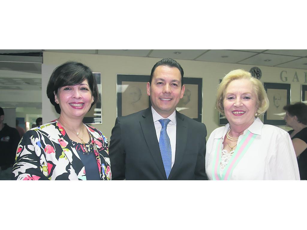 Lupita de Briceño, Luis Carlos Hernández y Julieta Sucre.()