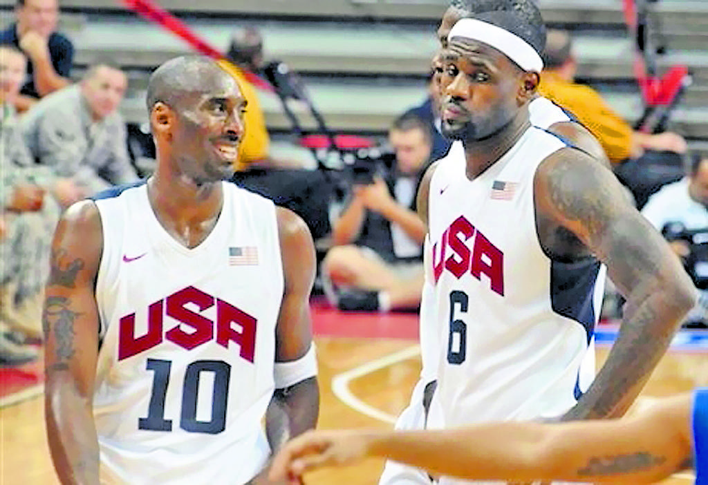 Equipo. Lebron James (dcha.), con el Dream team.(Archivo)