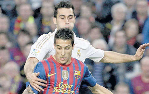 <p>Tello conduce el esférico.</p>