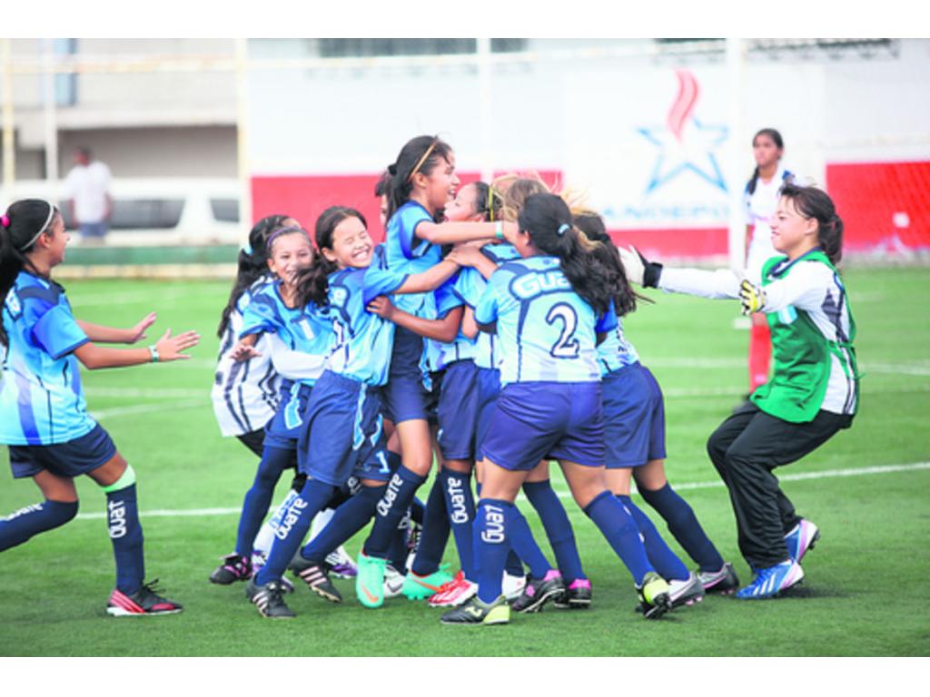 Julio Quezada y Lucia Cordero, de Guatemala, fueron los campeones de la modalidad mixta de tenis de mesa, al derrotar por 3-1 al dúo salvadoreño, integrado por Enzo Leiva y Keren Constanza.(Foto: Cortesía)