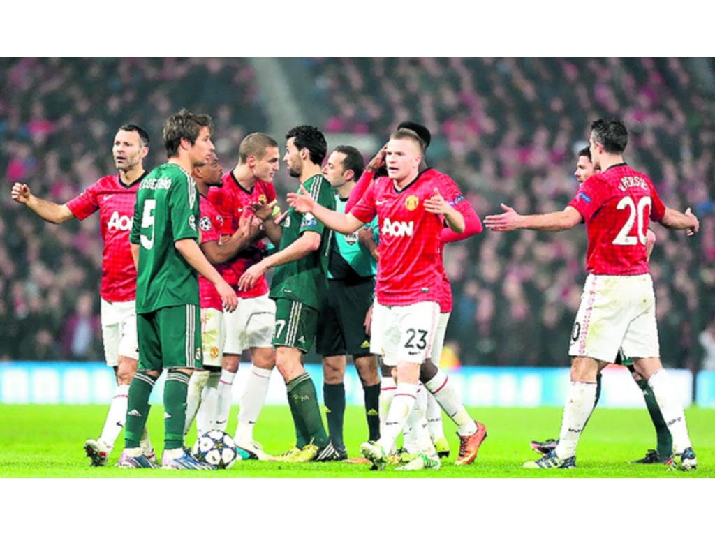 Los jugadores del Manchester United reclaman al árbitro, tras la expulsión de Nani.(AP)