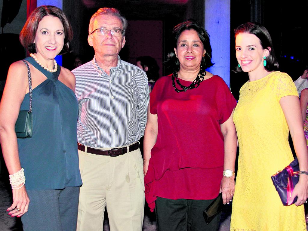 7. Maribel Heilbron, Lucas Verzbolovskis y Daniela Díaz. ()