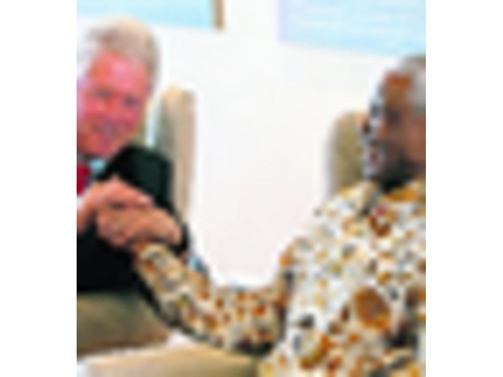 2012 Bill Clinton. El año pasado junto a su hija Chelsea, visitaron al hombre que hizo cambios en Sudáfrica en su casa ubicada en Qunu, en el sur del país.