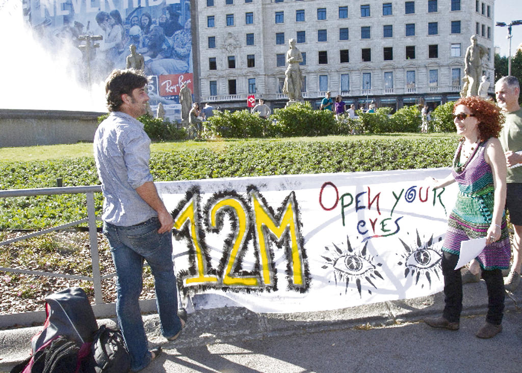 Compromiso. En Barcelona las personas se prepararon para la gran marcha cerca de la Puerta del Sol.(EFE)