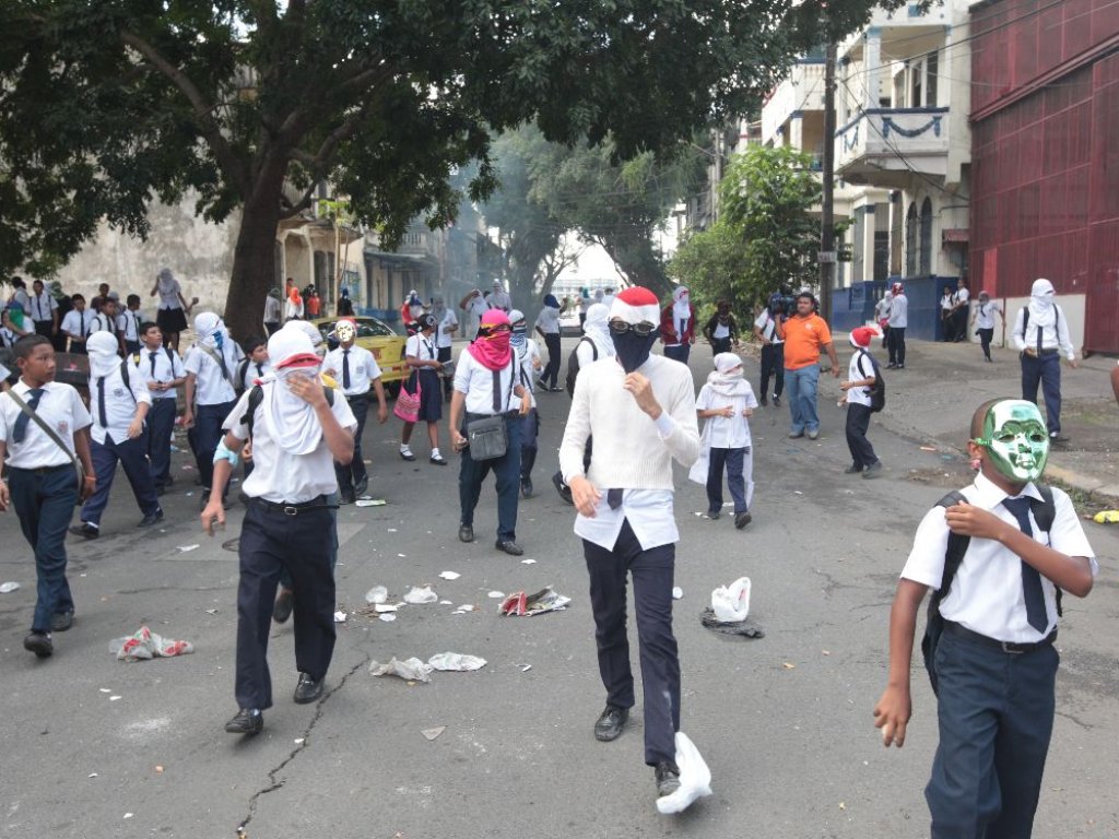 Institutores tienen tres días de estar protestando en las calles. <br>