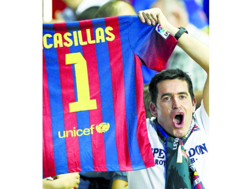 Los fanáticos del Barcelona piden a Iker Casillas para el club.(EFE)