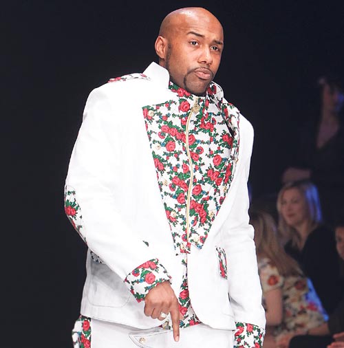 <p>Elegancia. Otro estilo de flores que brilló durante la Semana de la Moda en Rusia, fue el de los chalecos con solapa y cremallera en el frente. Las mangas y bolsillos le dieron un toque más atractivo.</p>