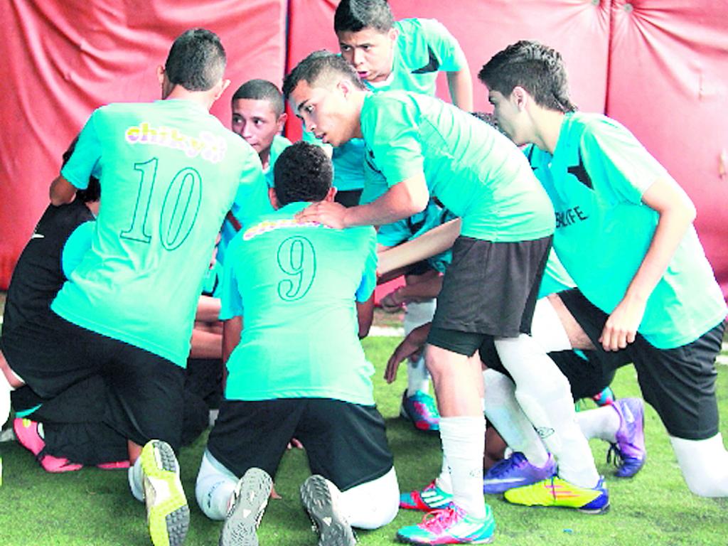 El equipo The King School realiza una oración como agradecimiento a Dios por el triunfo.()