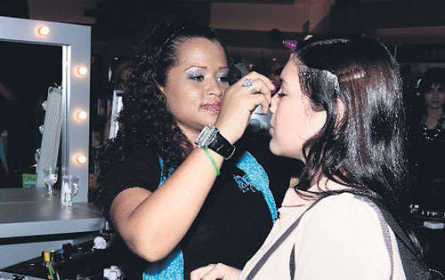 <p>Maquillaje. Profesionales brindaron tips a las clientas.</p>