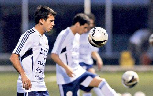 <p></p><p>Talento. Osvaldo Martínez (izq.) es una de las figuras nuevas de Paraguay.</p>