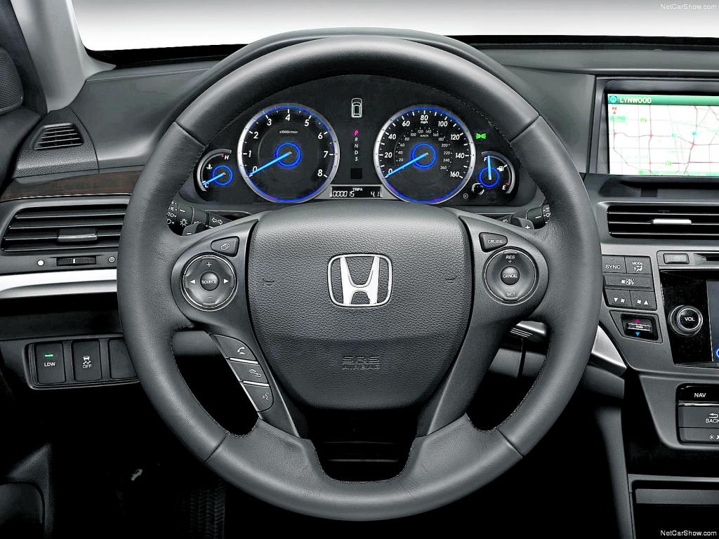 Entre las extras del auto están asientos de cuero para una mayor comodidad, rines de lujo, controles en el timón para manipular funciones del auto como el radio, y el "Bluetooth" para realizar y contestar llamadas sin quitar las manos del timón. ()