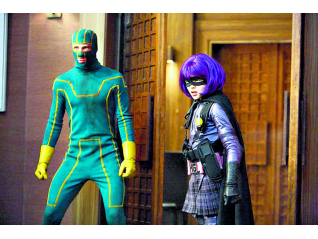 Después de que la loca valentía de Kick-Ass inspirara a una oleada de defensores del bien dirigidos por el coronel, este héroe decide unirse a ellos.