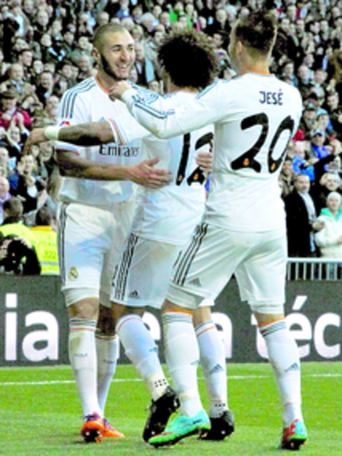 Karim Benzema (izq.) celebra su gol con sus compañeros.(EFE)