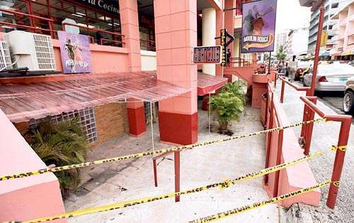 <p>Acordonado. Bar Moulin Rouge se mantiene cerrado.</p>