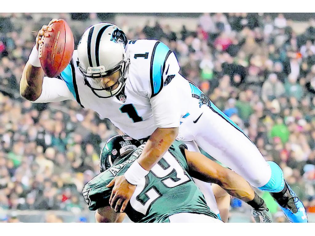 Imparable. Cam Newton (1) salta para la anotación.(AP)