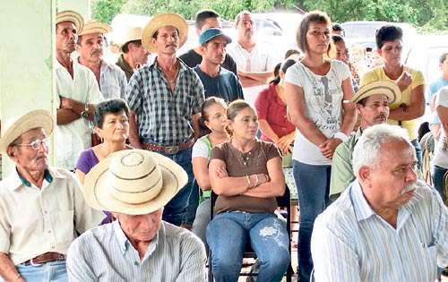 <p> Moradores de Los Higos continúan buscando soluciones. </p>
