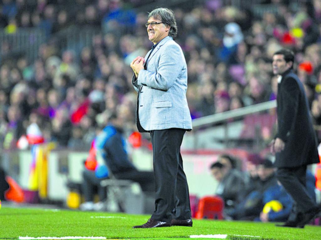 Martino quiso apartarse de las críticas que vertió Messi contra el vicepresidente de economía, Javier Faus, al tildarle de no saber nada de fútbol, cuando este puso en duda días atrás que sea necesario analizar su contrato.(EFE)