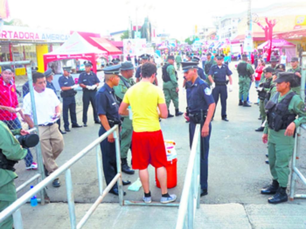 Unidades de la Policía Nacional revisan a las personas que ingresan al área de fiestas en la Central.(José Manuel Adames)