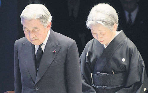 <p>Dolor. Una pareja camina entre las ruinas de un edificio devastado.</p><p>Sentimiento. Los emperadores Akihito y Michiko guardan un minuto de silencio.</p>