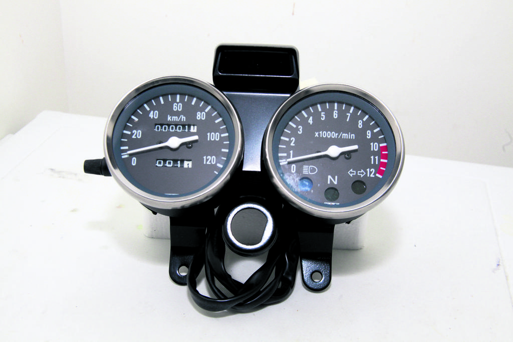 Juego de relojes con el cual el conductor puede tener información de primera mano de toda la motocicleta, como: kilometraje, revoluciones, etc.(Fotos: Alcides Rodríguez)