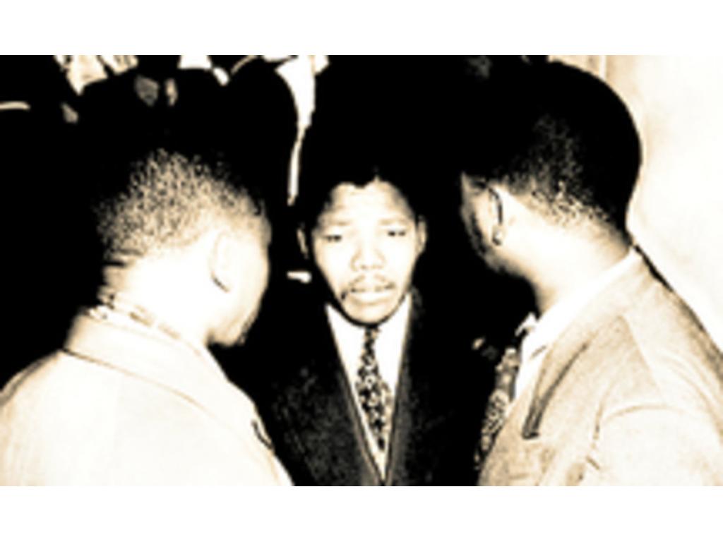1938 - 1941 Inició sus estudios universitarios. Ingresó en la Universidad de Fort Hare, exclusivamente reservada a la élite negra. Para él fue el primer impacto cultural.